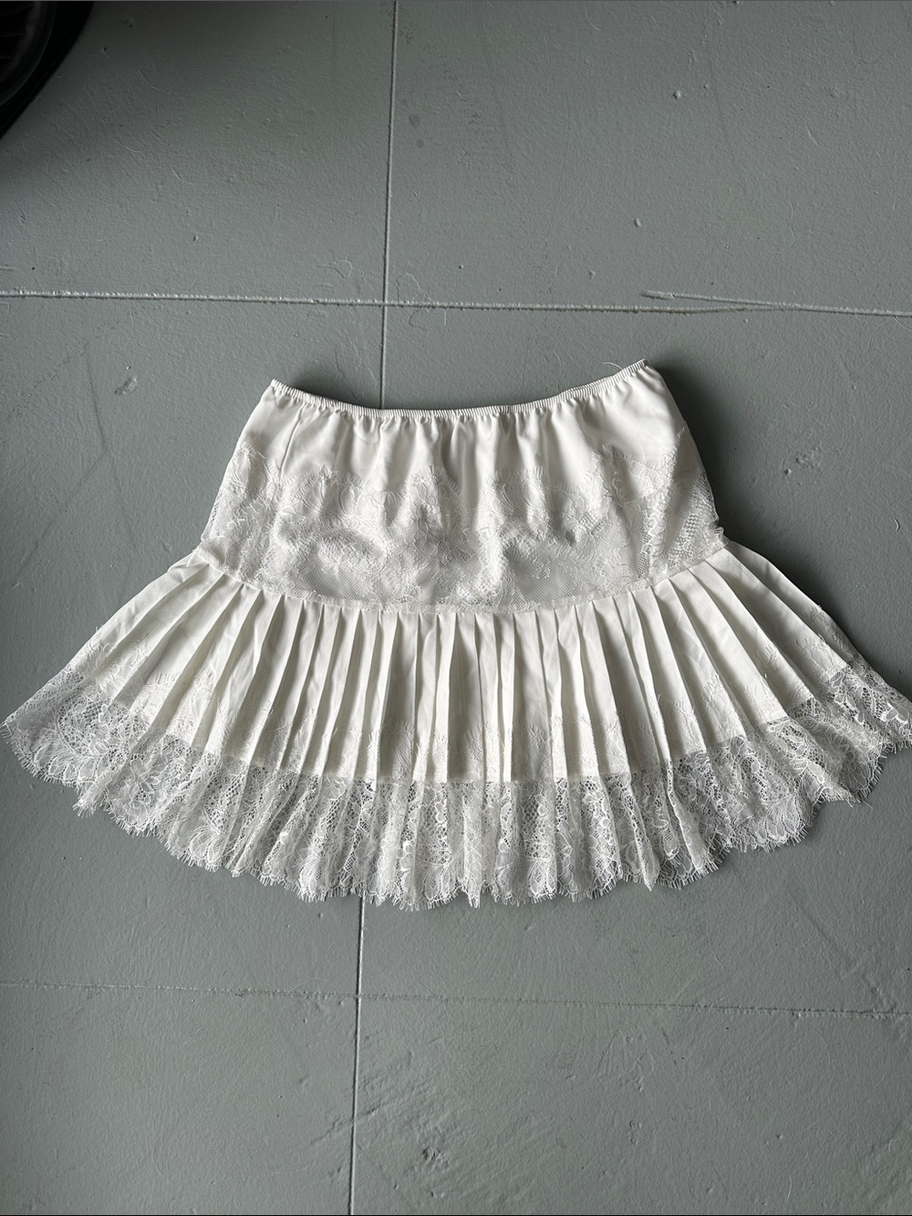 Women’s White Pleated Lace Hem Skirt